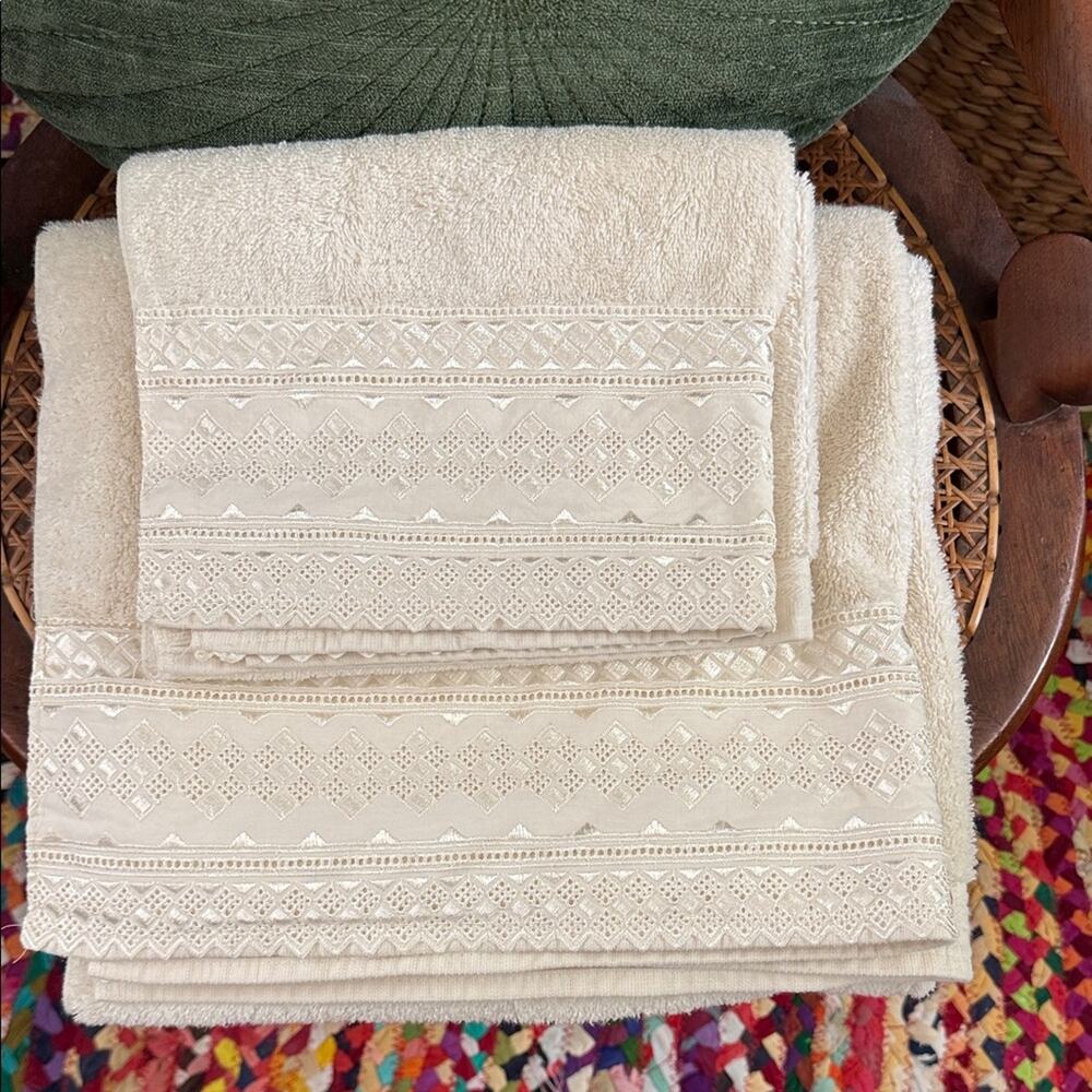 Vintage Fieldcrest Cream Satin Embroidered Detail Bath Towel & Hand Towel Set